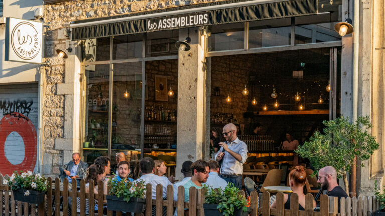 image-les-assembleurs-restaurant-vue-face-compressed